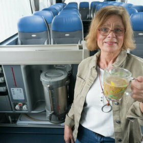 Frau-im-Bus-mit-Kaffee