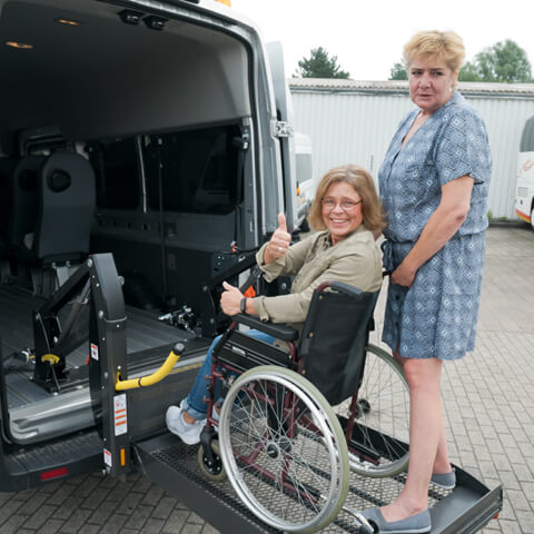 Rollstuhl-mit-zwei-Frauen